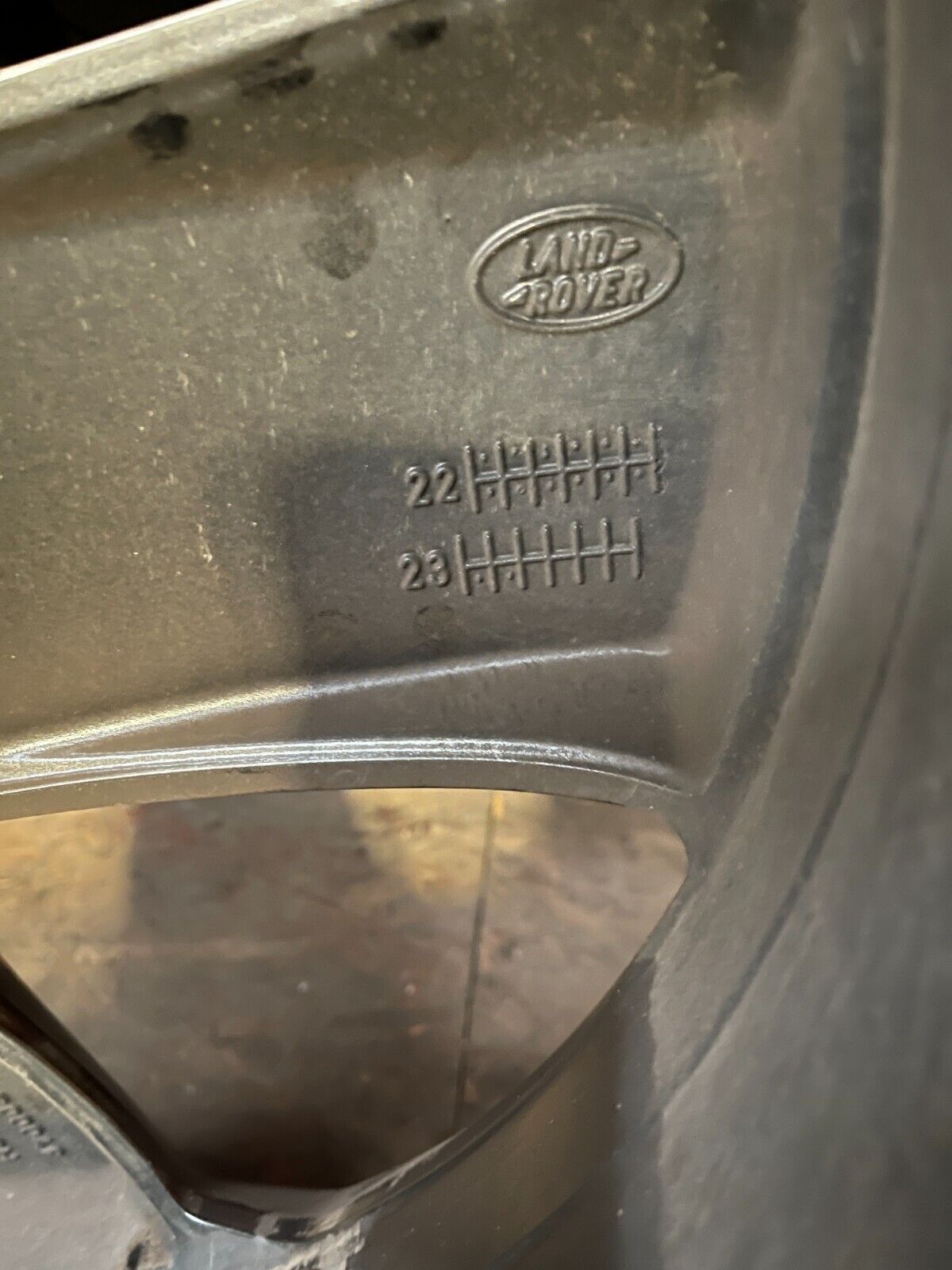 GENUINE L462 DISCOVERY 5 5124 22” DIAMOND CUT & GREY ALLOY WHEEL DAMAGED