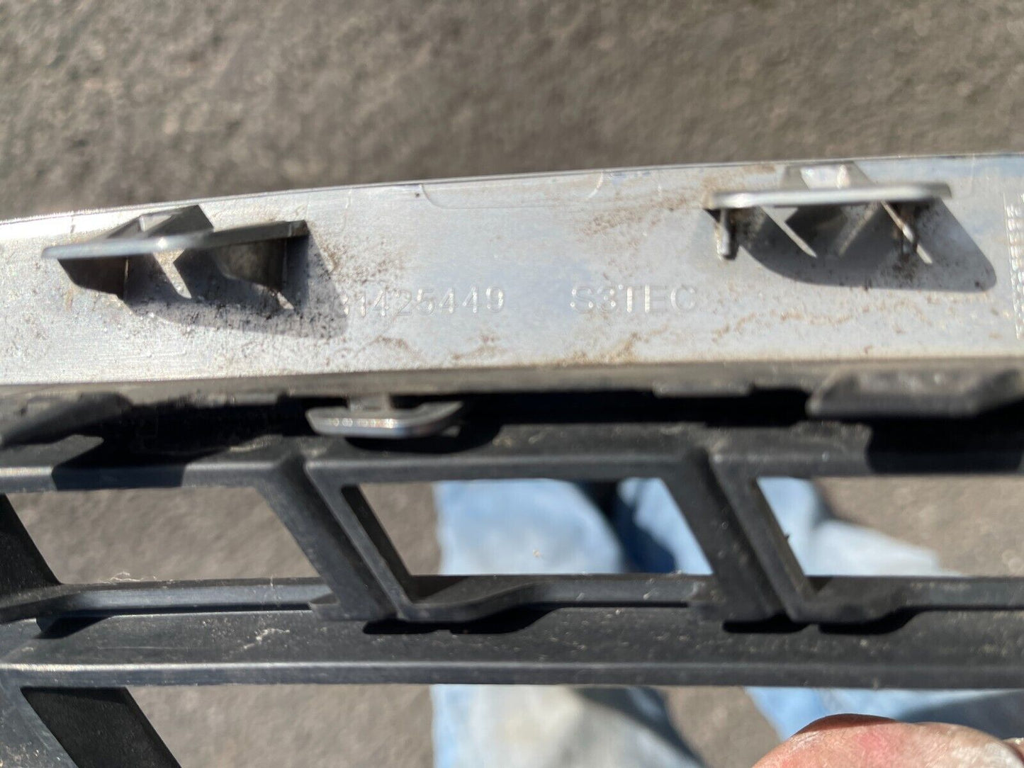 Genuine 2018 Volvo s-90 Grill bumper with chrome trim right side