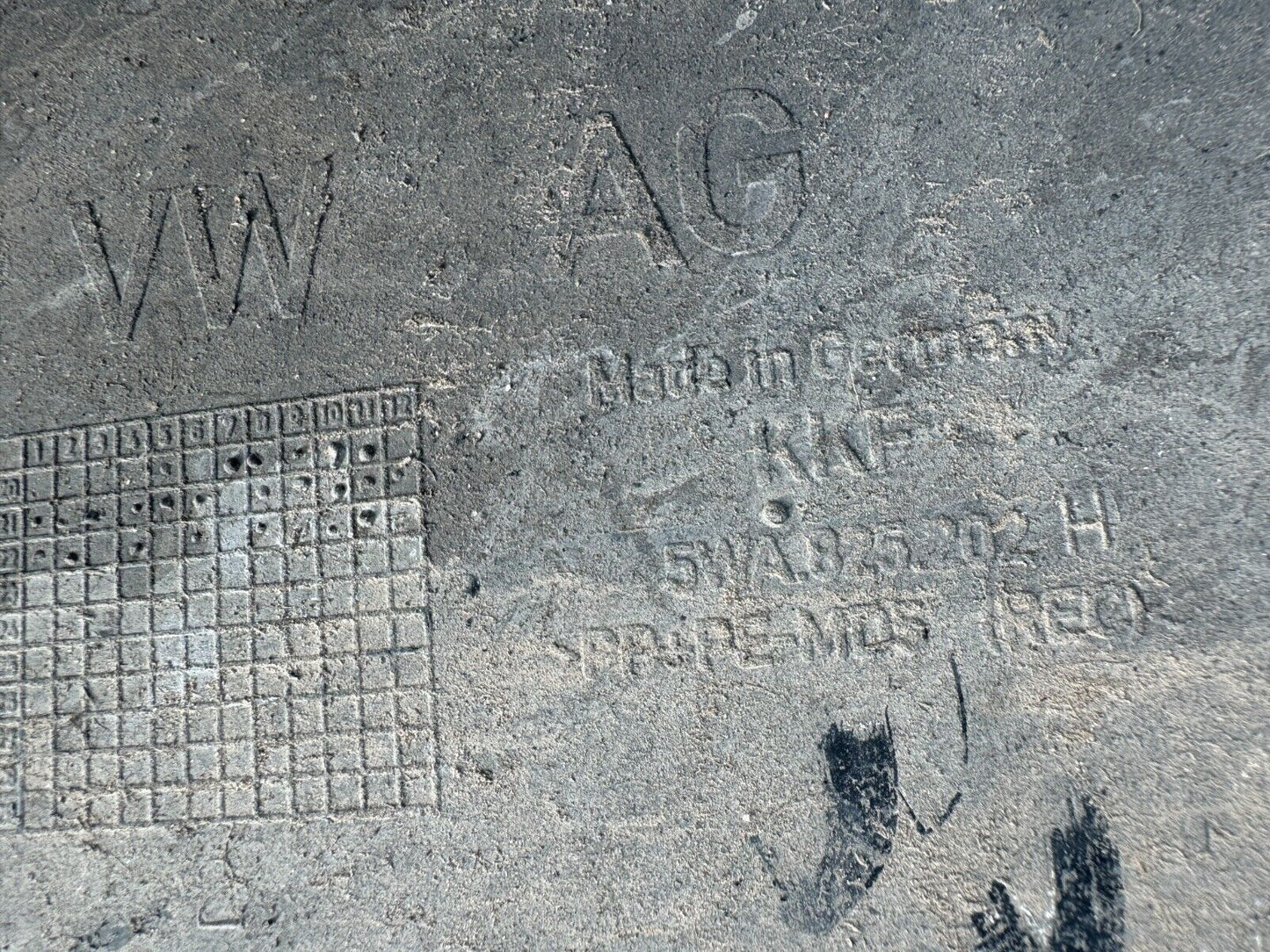 SKODA KAROQ Mk1 SEAT ATECA 2022 Drivers right underbody protection 5WA825202H