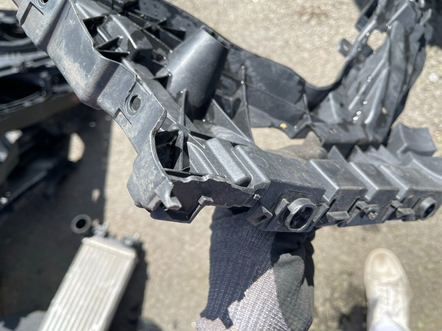 VOLVO XC40 MK1 2.0i 140Kw Rear Left Bumper Bracket 32227484 DAMAGED