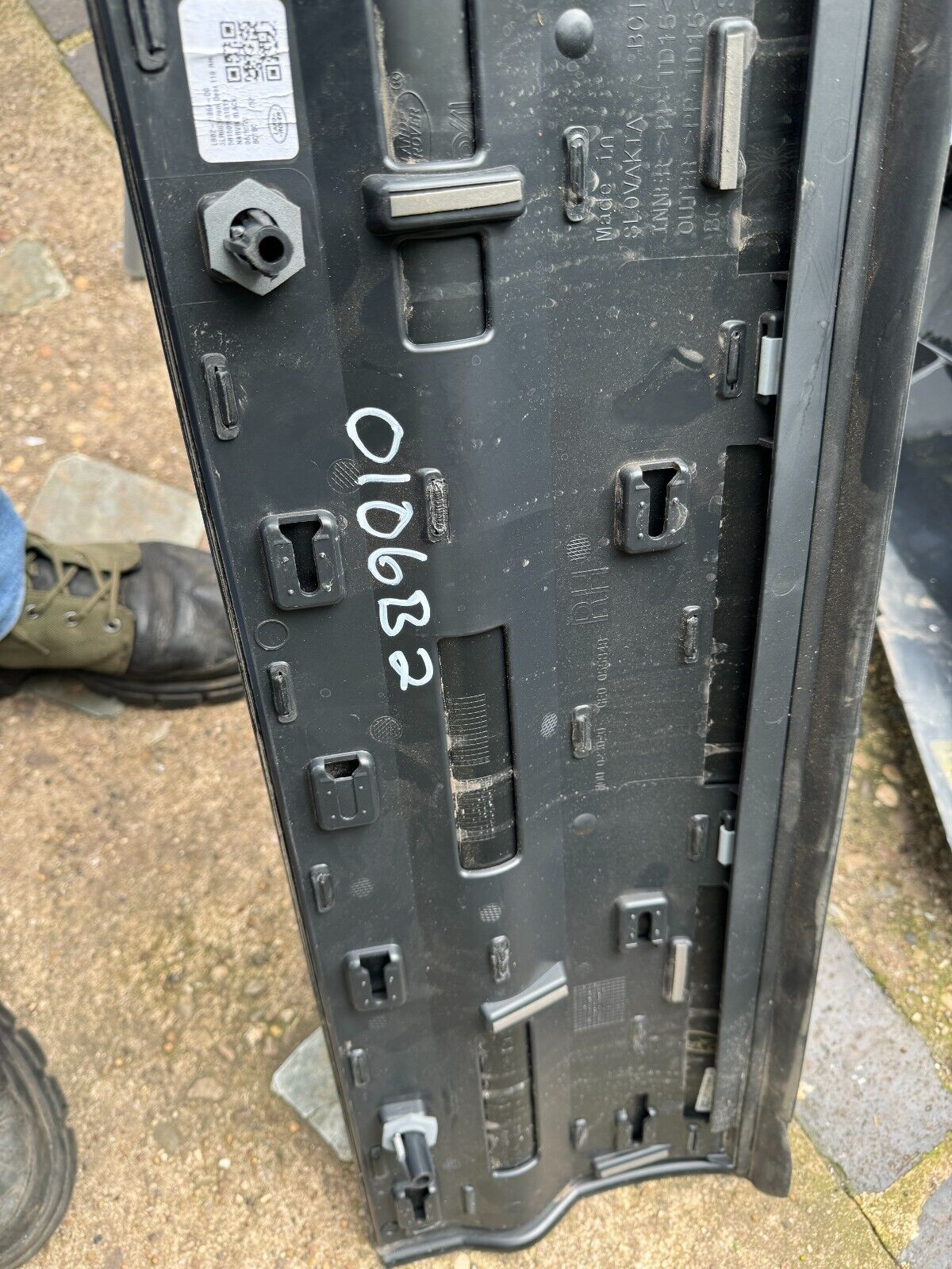 LAND ROVER DEFENDER L663 FRONT DOOR MOULDING DRIVER RIGHT OFFSIDE OSF 2019-2023