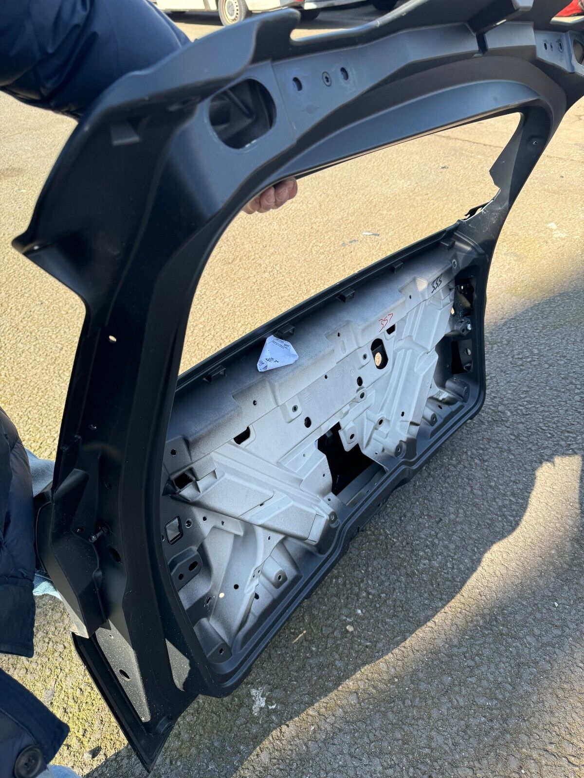 2022 GENUINE RANGE ROVER EVOQUE L551 BARE TAILGATE SANTORINI BLACK K8D240010