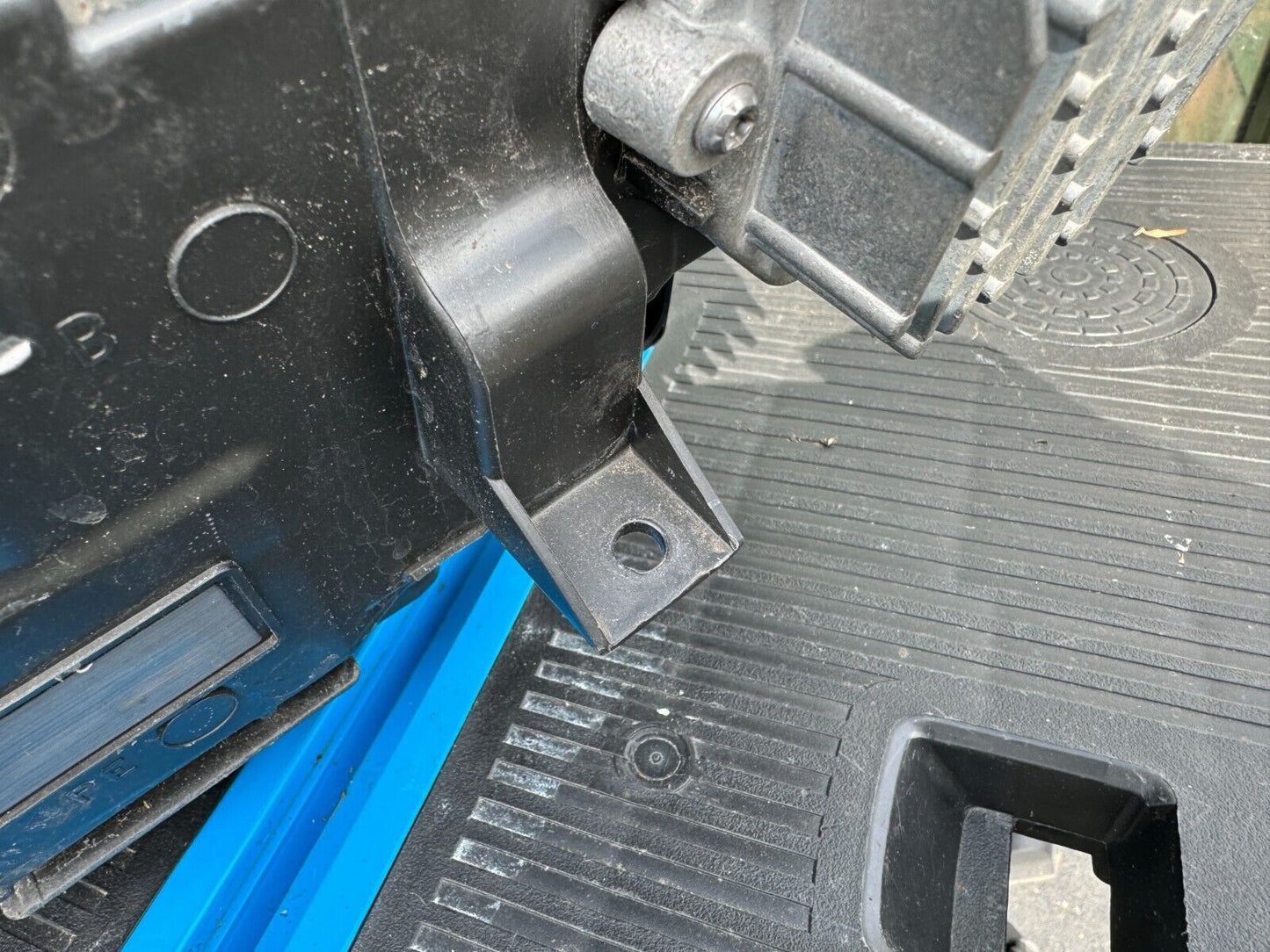 Volvo S90 Headlight LED RIGHT 31655143 CRACKED CASE BROKEN LUGS