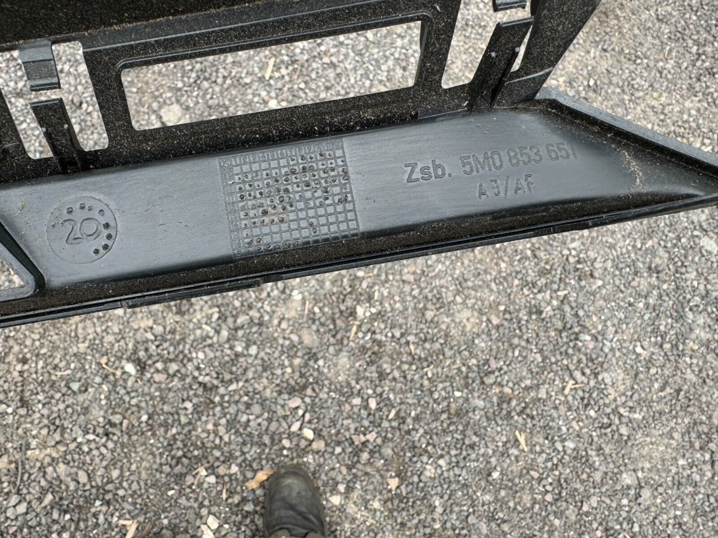 NEW GENUINE VOLKSWAGEN GOLF Grille 5M0853651AJ