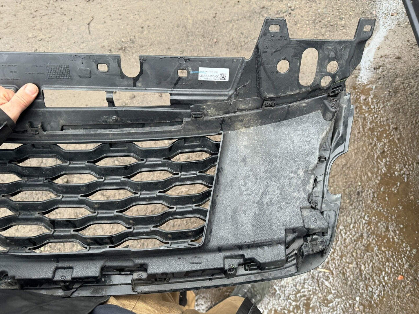 đFRONT MAIN GRILLE 2022 LAND ROVER VELAR (L560) LR143275 M8A2-8200-CC Damage