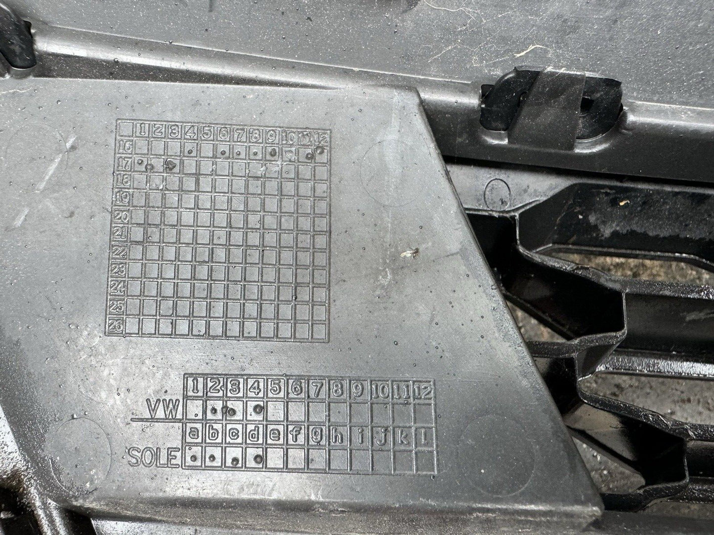 GENUINE VOLKSWAGEN GOLF GTI 2016-on LOWER GRILLE CENTRE BLACK 5G0853651