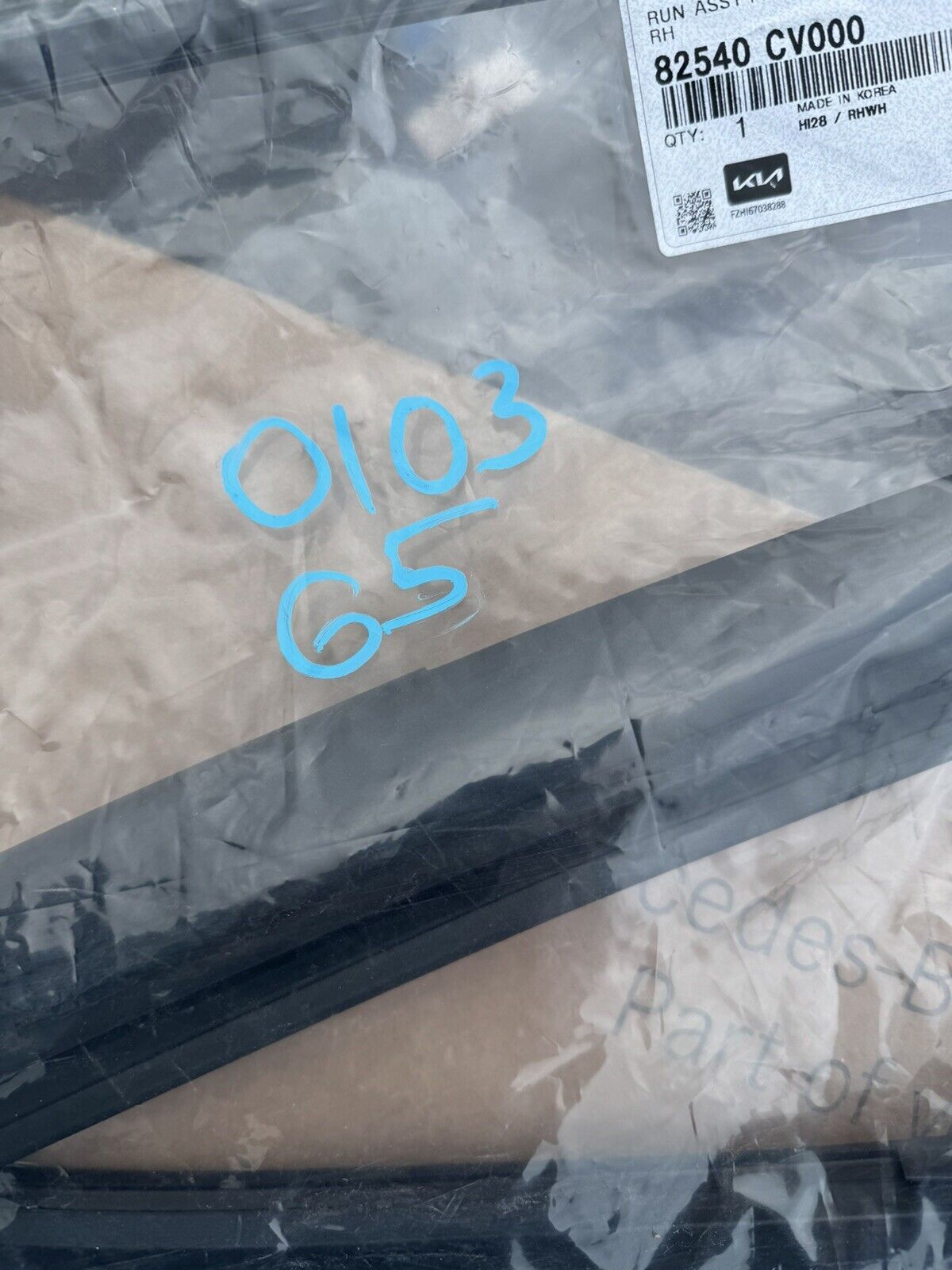 NEW GENUINE Kia 82540CV000 WINDOWRUN ASSY-FR DR WDO G