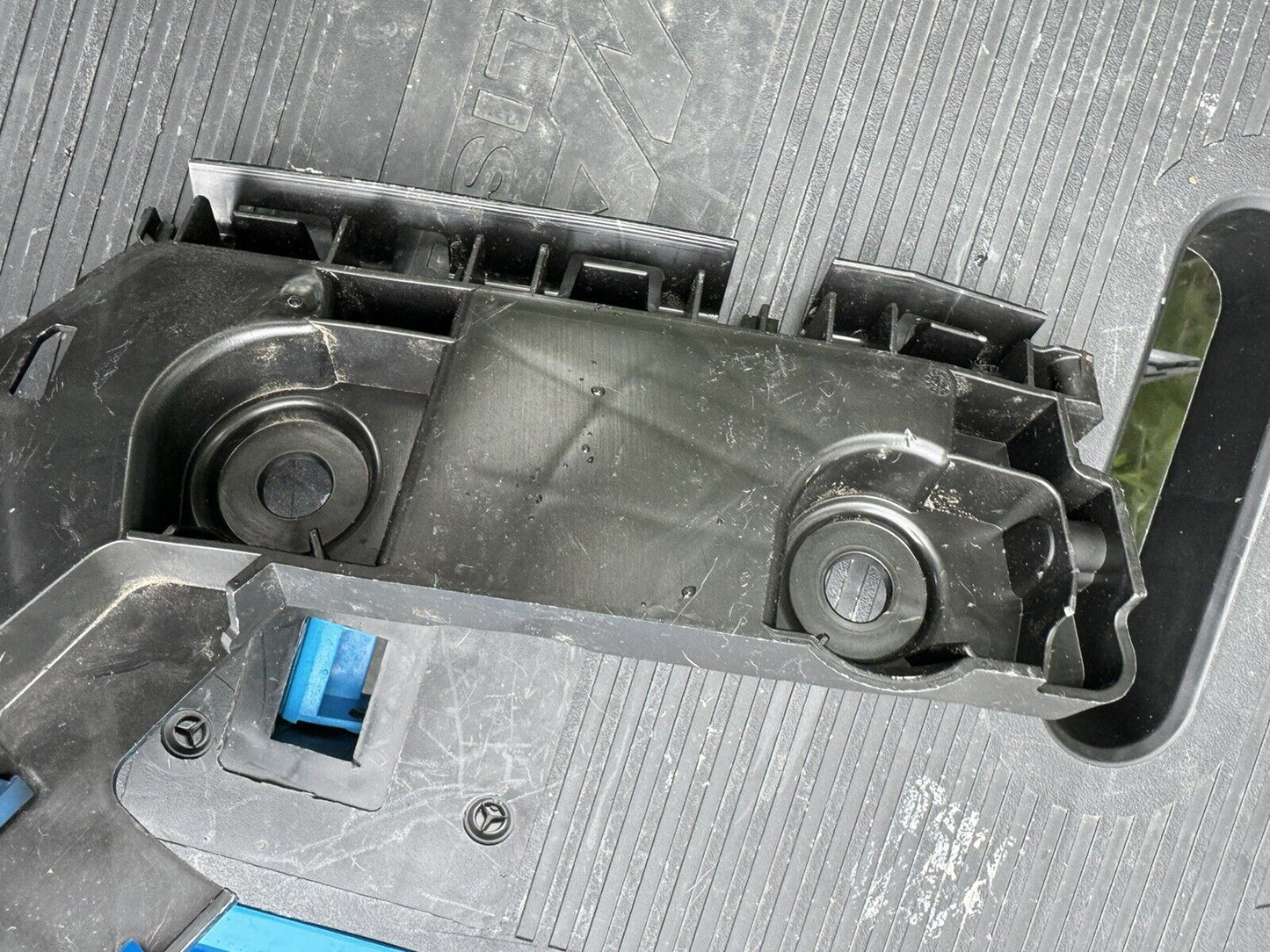 VOLKSWAGEN GOLF Mk8 Drivers Right Rear Bumper Guide Support Bracket 5H6807394D