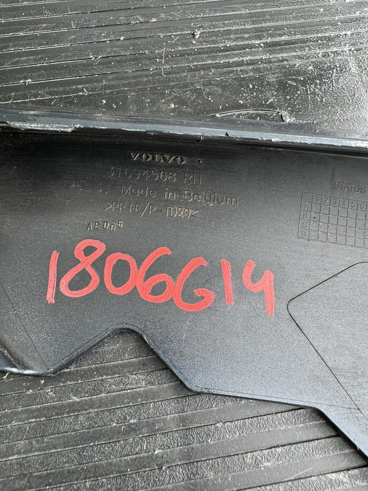 VOLVO XC90 FRONT BUMPER CORNER MOULDING GENUINE 31694568 RIGHT