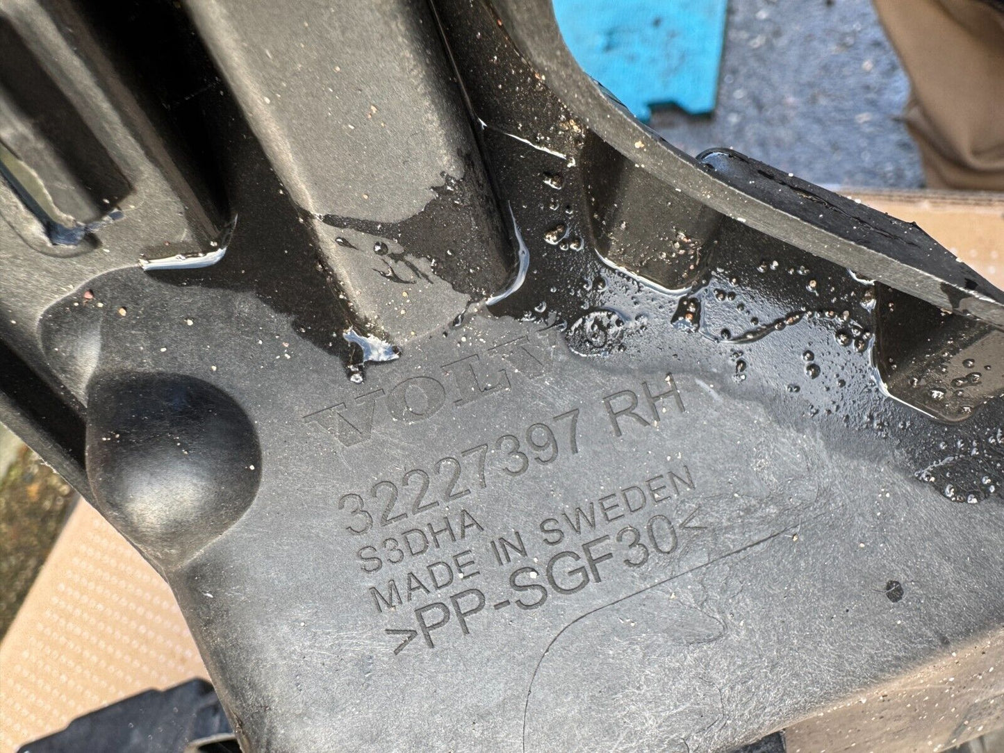 Mount Bracket - Volvo (32227397) RH slight damage