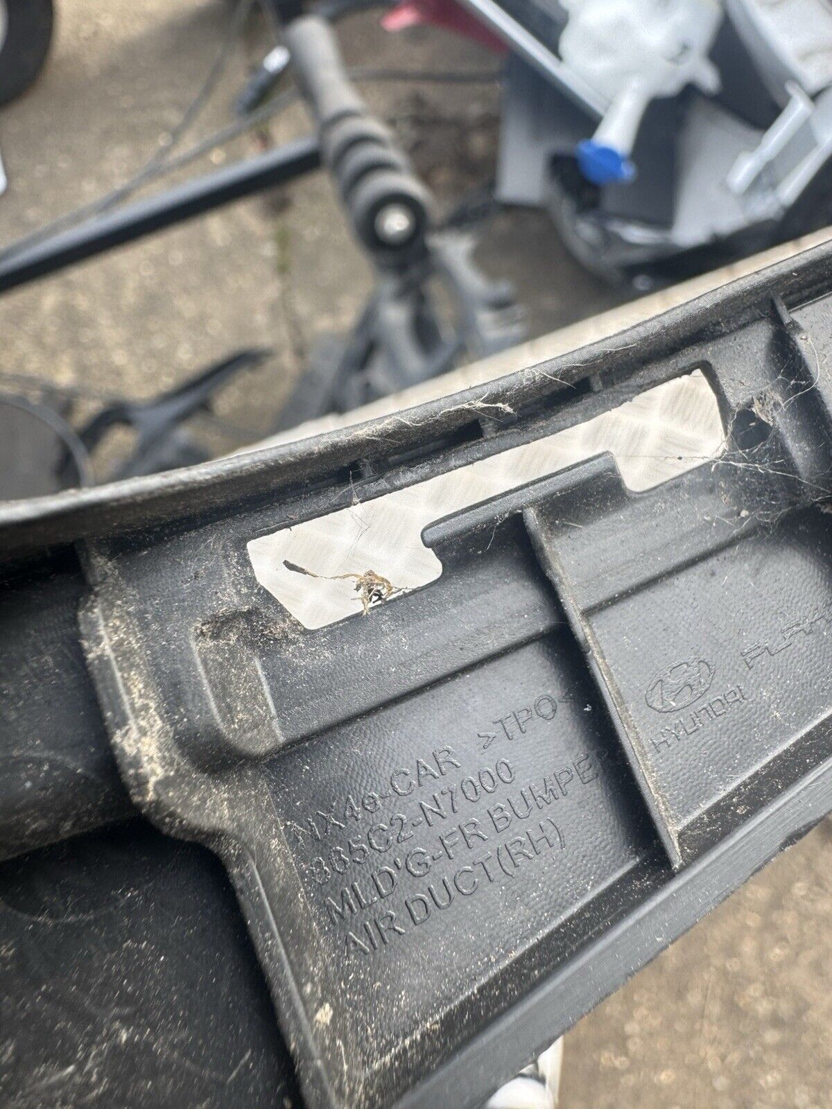 365c2n7000 hyundai front bumper airduct rh bracket