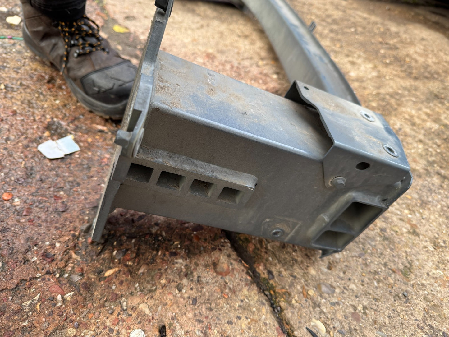 VOLVO XC40 2021 FRONT BUMPER SUPPORT REINFORCEMENT BAR 32318904 SMALL DENT