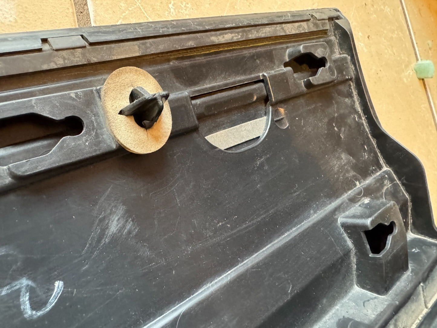 RANGE ROVER EVOQUE L551 2019 FRONT RIGHT LOWER DOOR MOULDING K8D221064 SCRATCHED