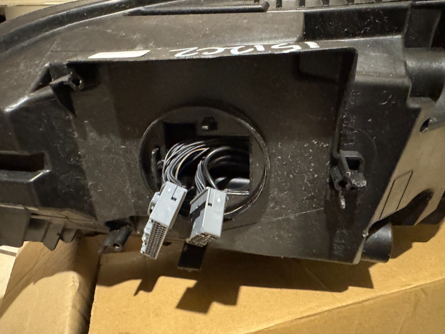 2025 VOLVO XC60 II RIGHT FRONT LAMP HEADLIGHT UK 32420436 BROKEN MOUNTING LUGS