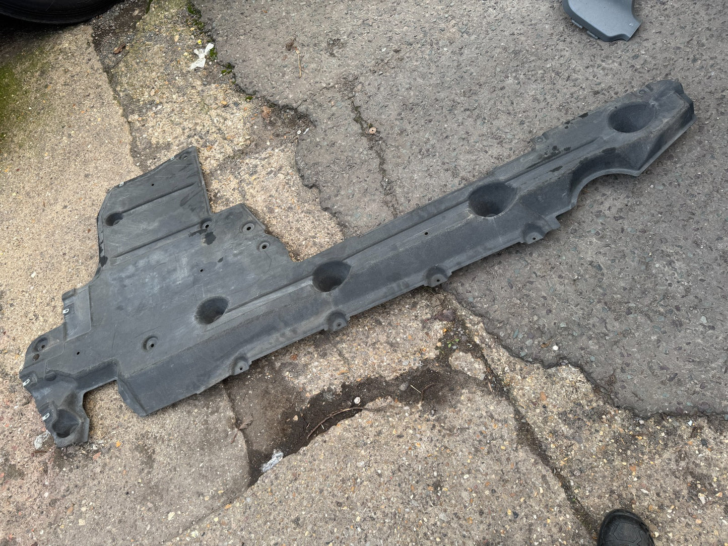 L551 Range Rover Evoque Under Tray left L8D2-104C20-AB