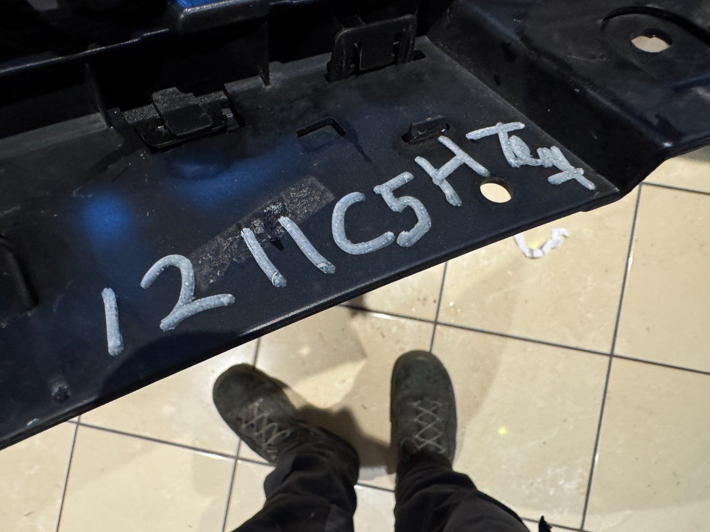 VOLVO XC40 2017 ON FRONT BUMPER GRILLE 31457346 !CRACKED! NO CHROME TRIM