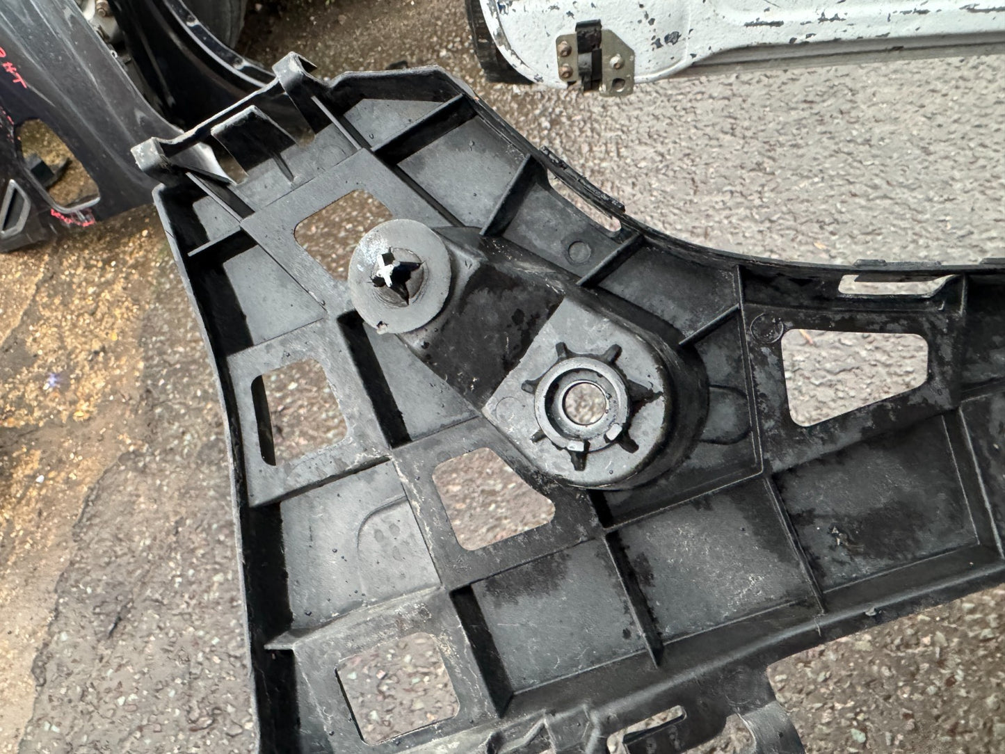 2020 BMW X5 G05 Rear Left Bumper Bracket 7420653 RHD Cracked