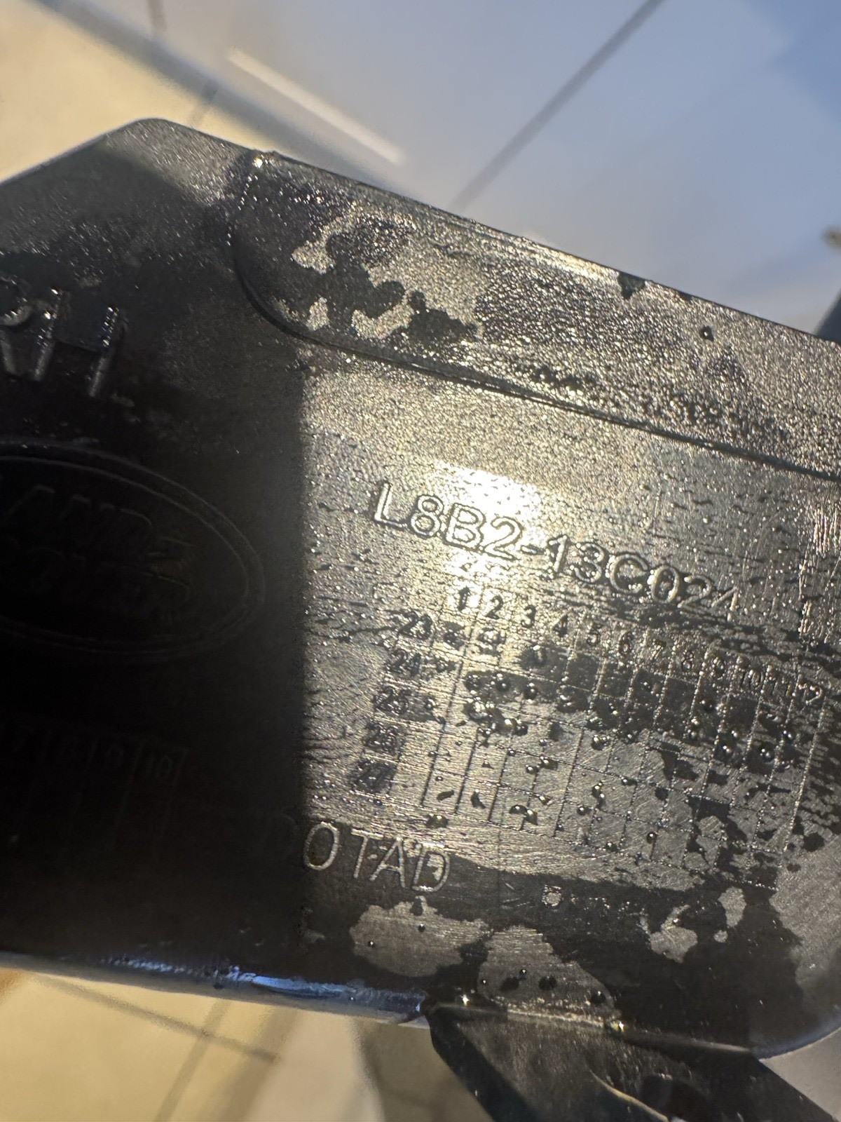 Defender L663 Front Right hand side finishing trim L8b2-13c024-AB, Santorini Blk