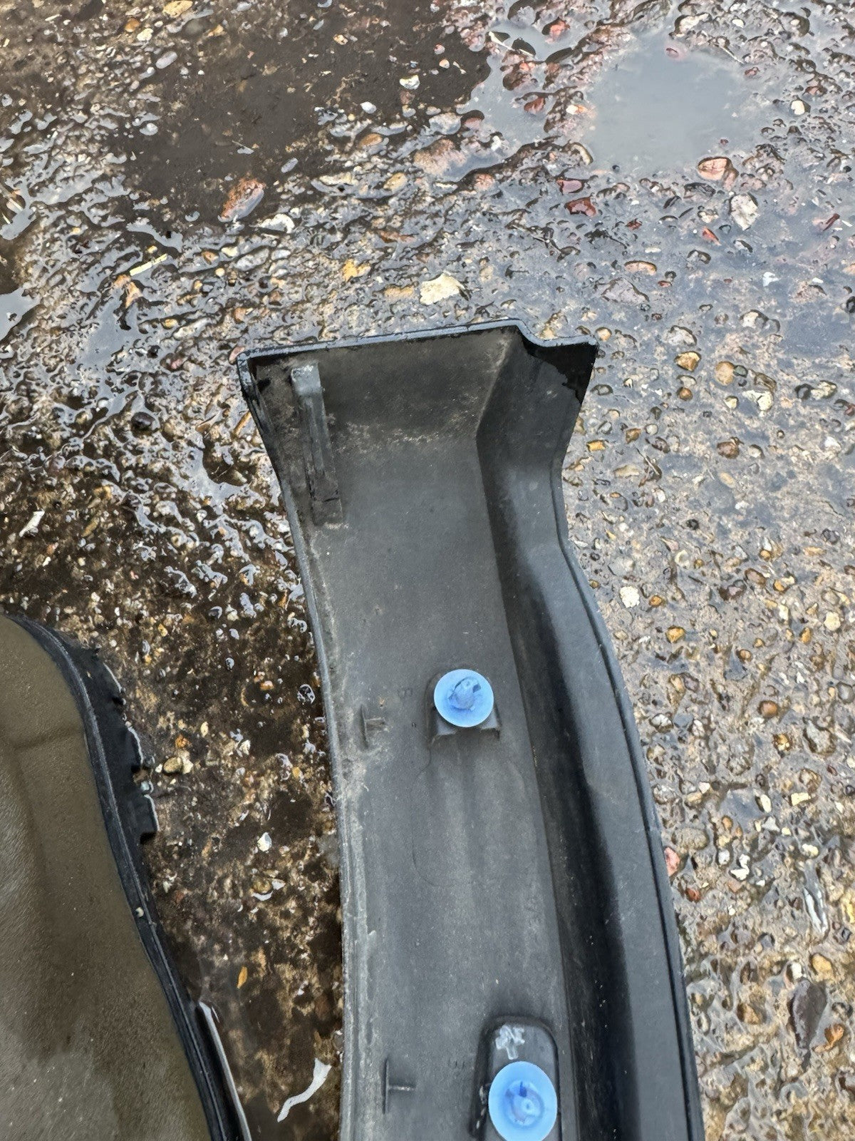 # PEUGEOT 3008 2015 REAR RIGHT DRIVER SIDE WHEEL ARCH TRIM 9825289077