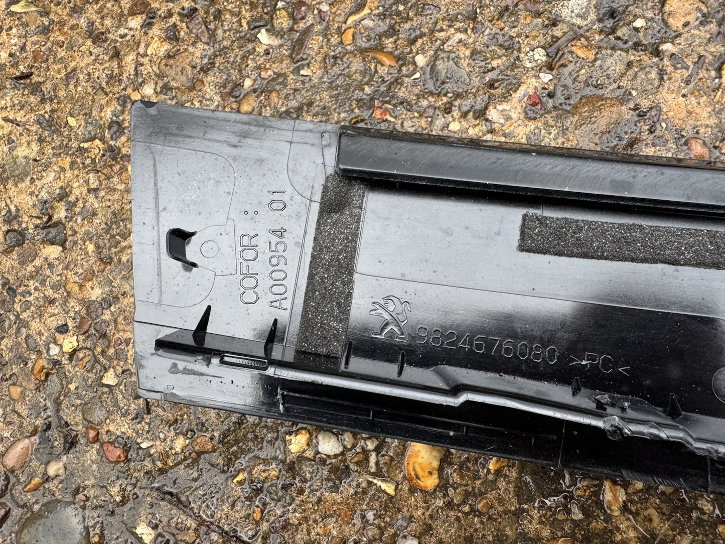 Peugeot 208 II 2020 Front right front door glass trim 9824676080 ZVG87351