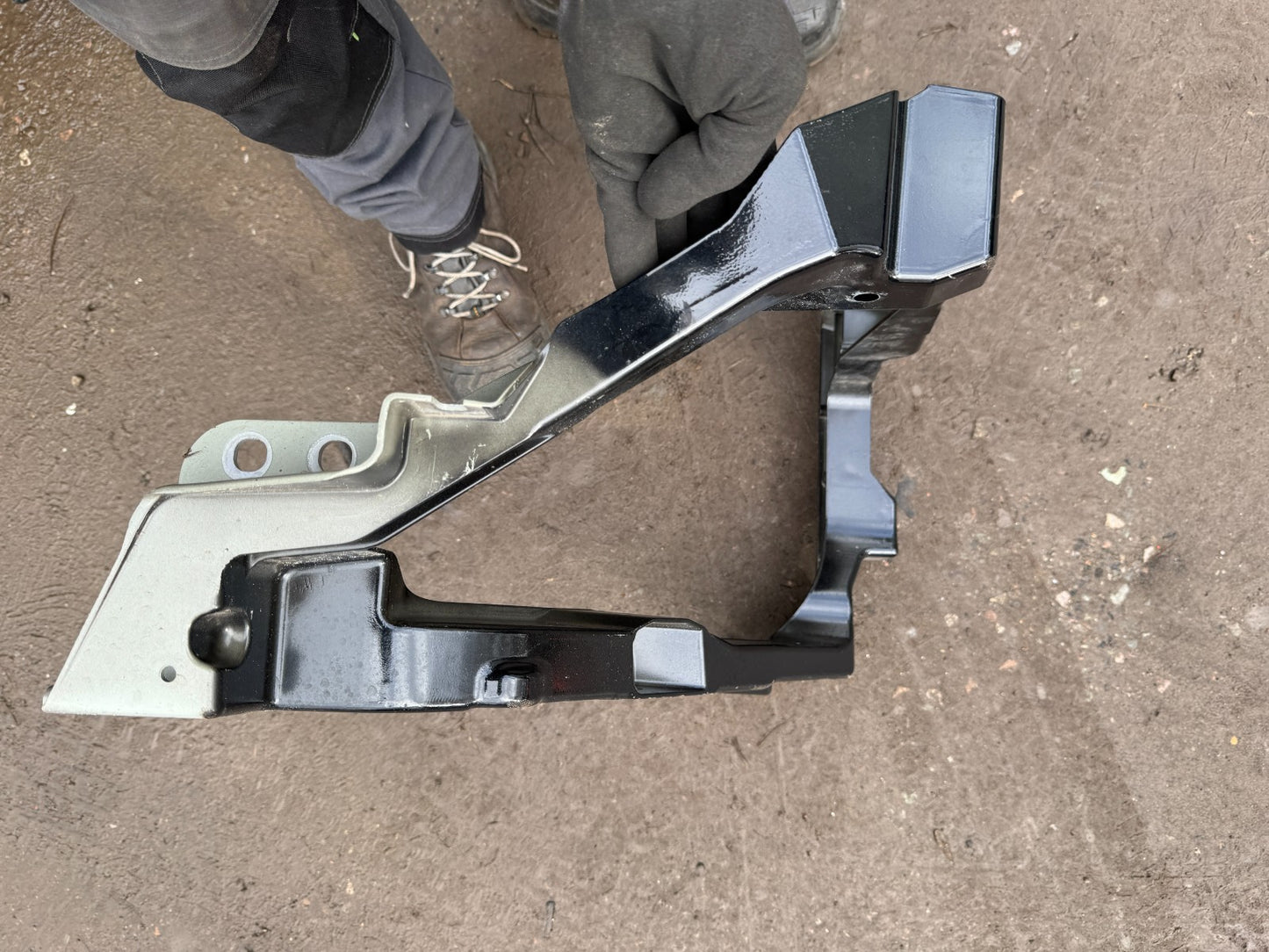 RANGE ROVER SPORT SVR 22-ON HEADLIGHT BRACKET LEFT