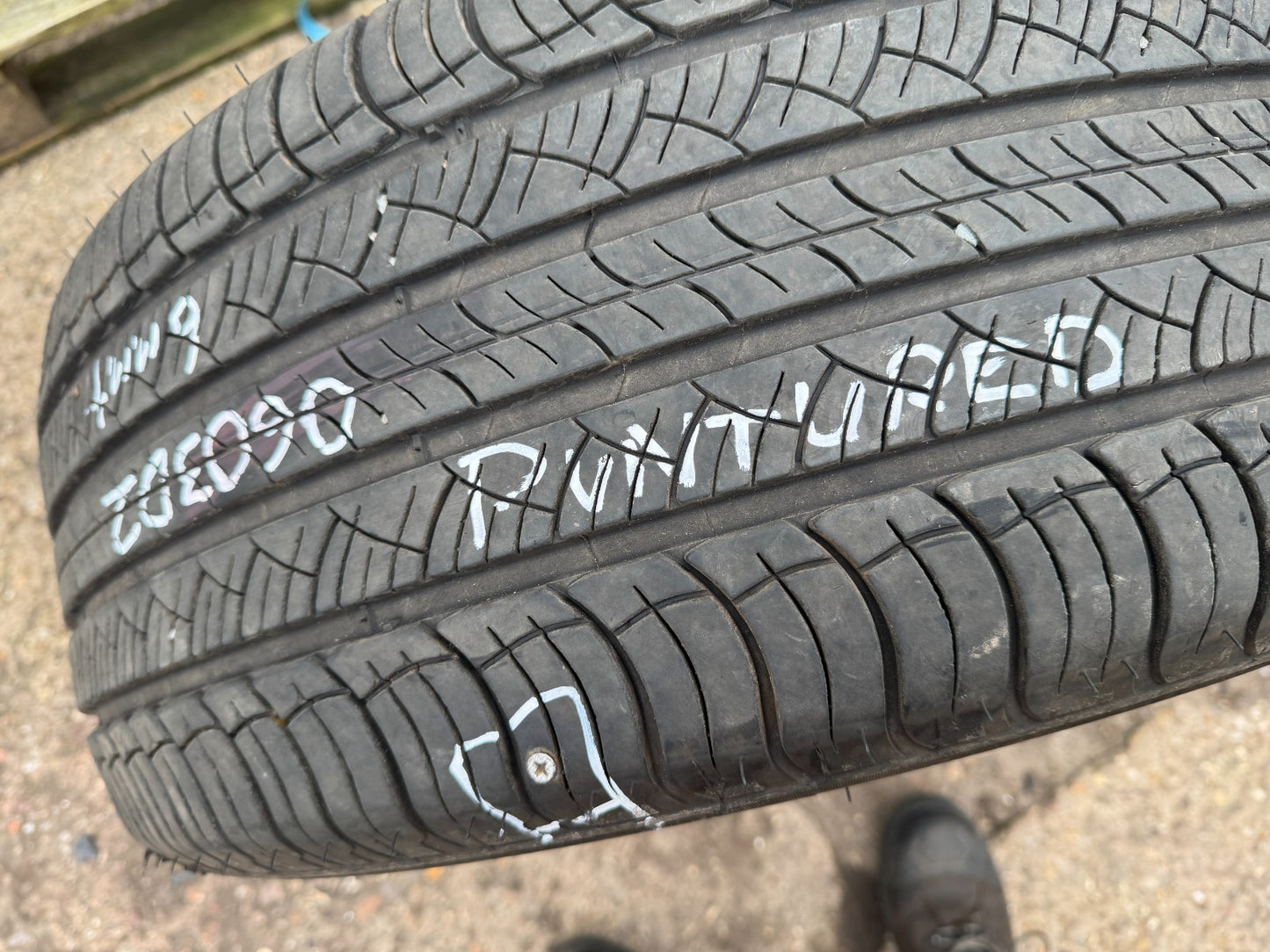 265/45/R21 104W Michelin latitude Tour HP M&S JLR Tyre 6mm PUNCTURED 265 45 21