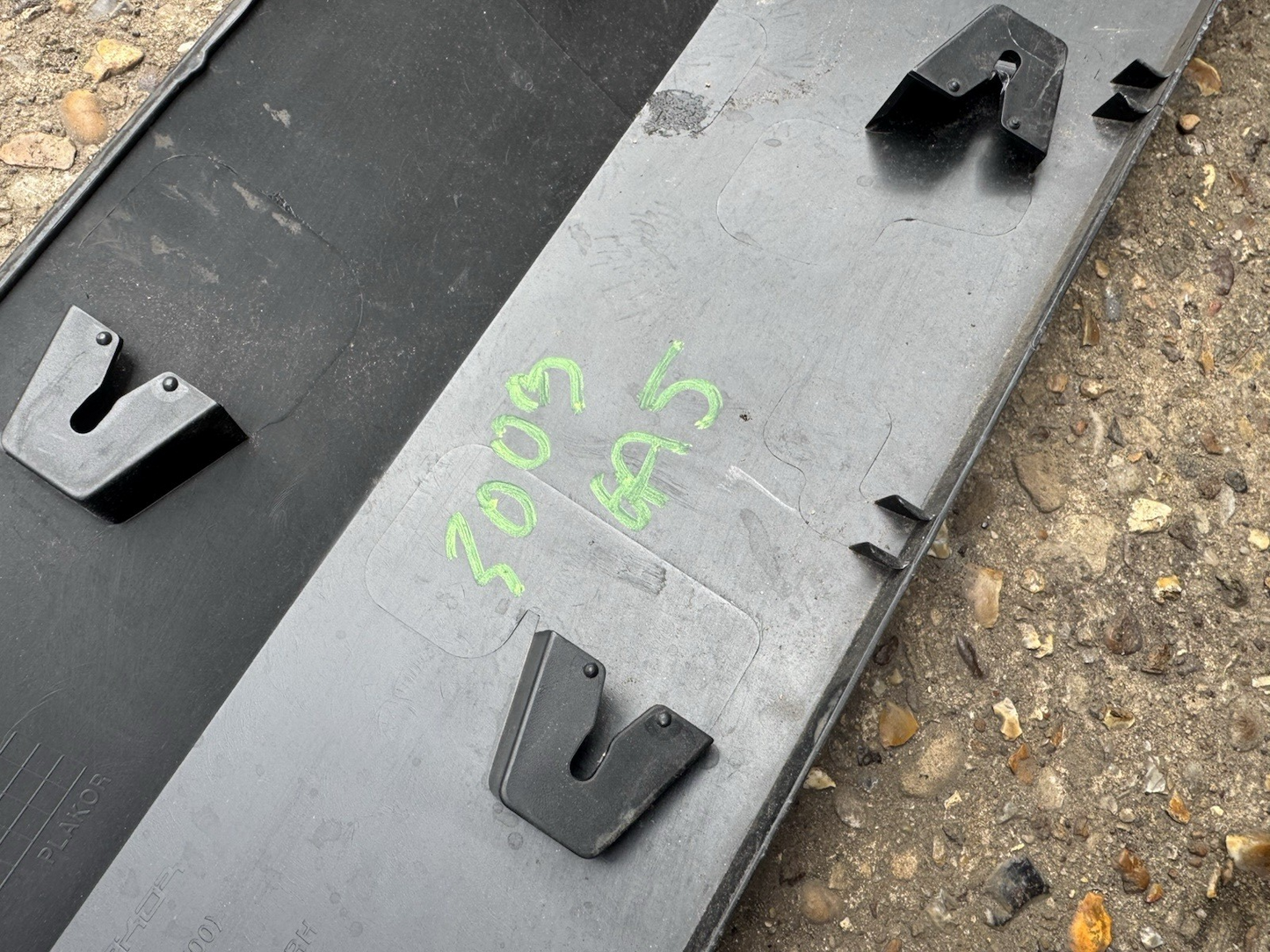 Hyundai Kona Front Door Molding Trim Right 2022on SUV 87724-BE010 87724BE010