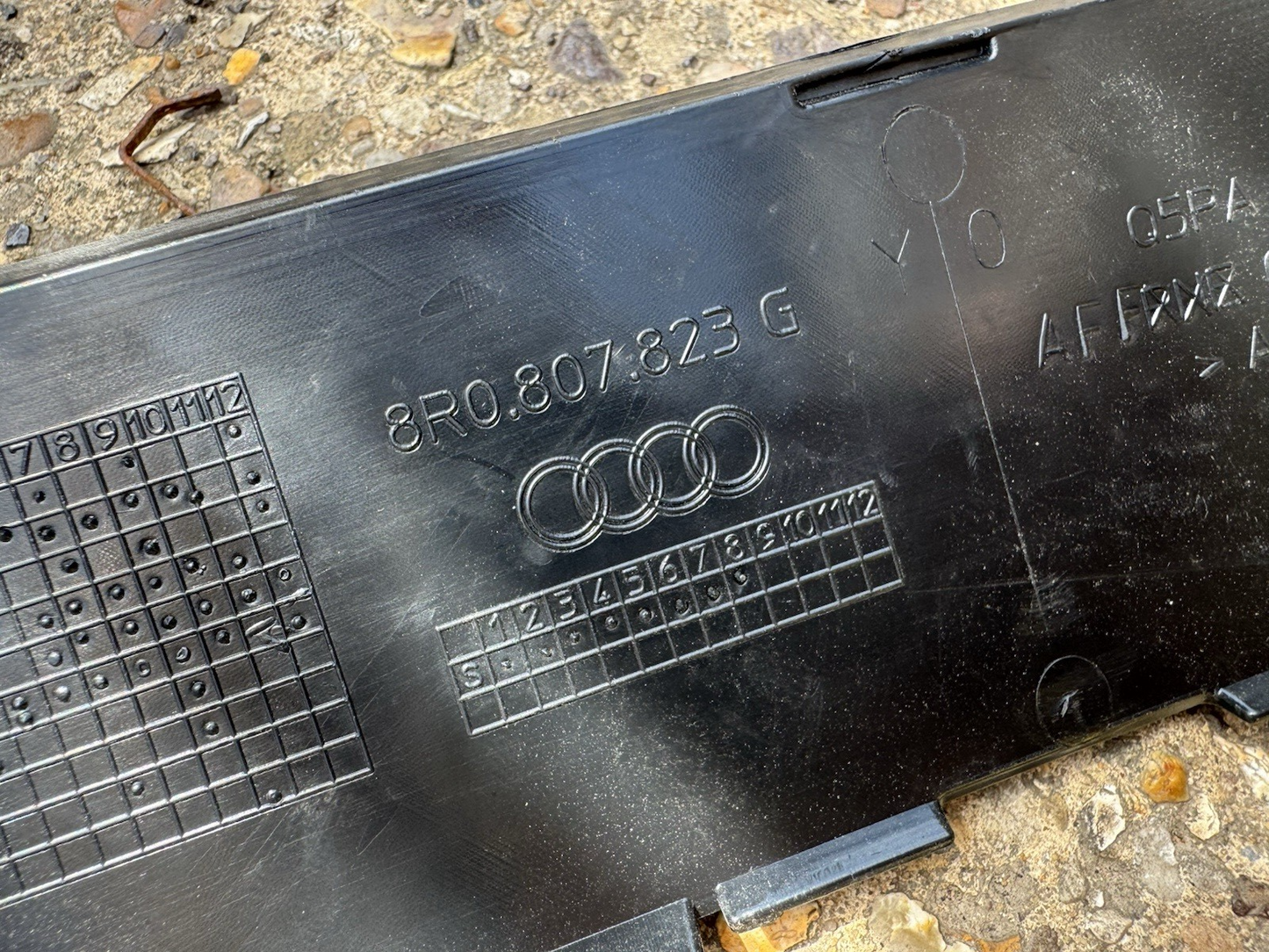 OEM AUDI Q5 8R REAR BUMPER CENTER LOWER GRILLE 8R0807823G 2014 8R0-807-823-G