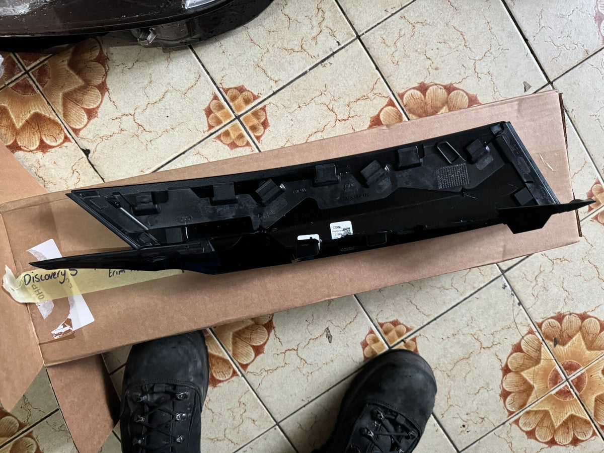 LAND ROVER DISCOVERY L462 左リア ボディ Dピラーモール LR148886 新品