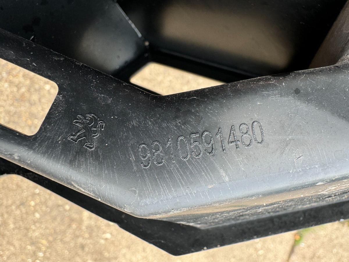 PEUGEOT 3008 GT MK2 P84 2016年以降 右側 運転席側 リアバンパーブラケット 9810591480