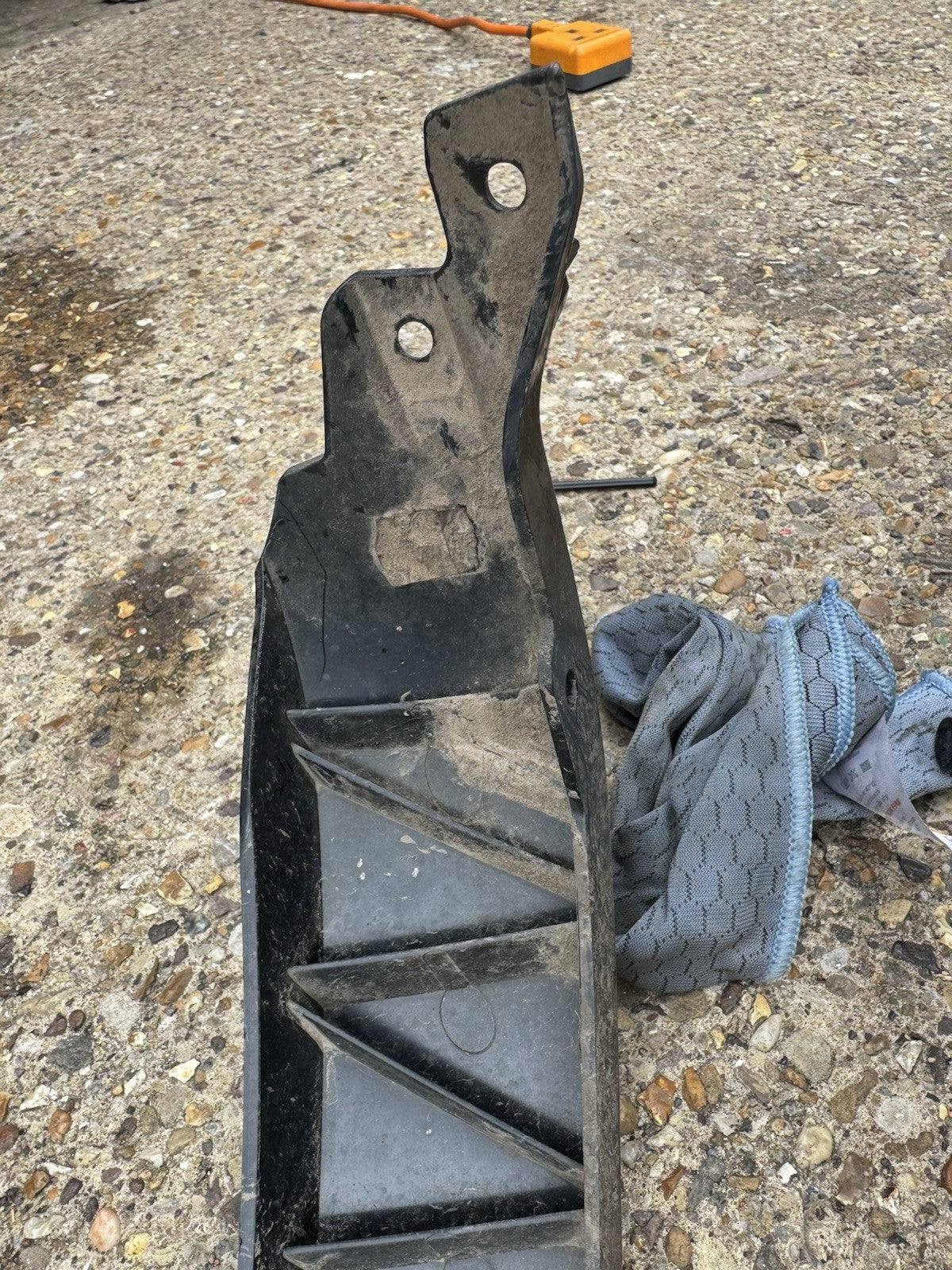 MERCEDES 原廠 GLA H247 後保桿右支架 2019-2024 A2478851200