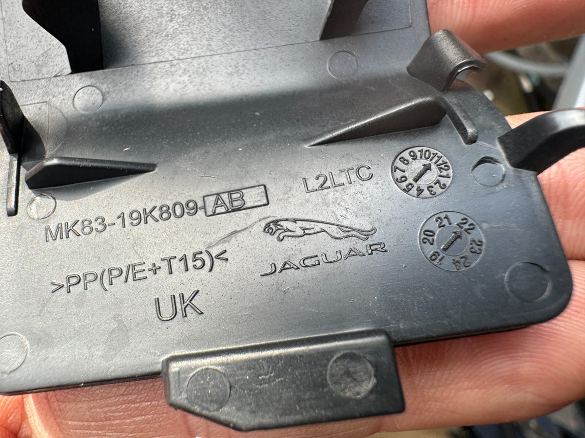 2022 JAGUAR F-PACE 牽引フックカバー mk8319k809ab リア 傷あり 1609b18