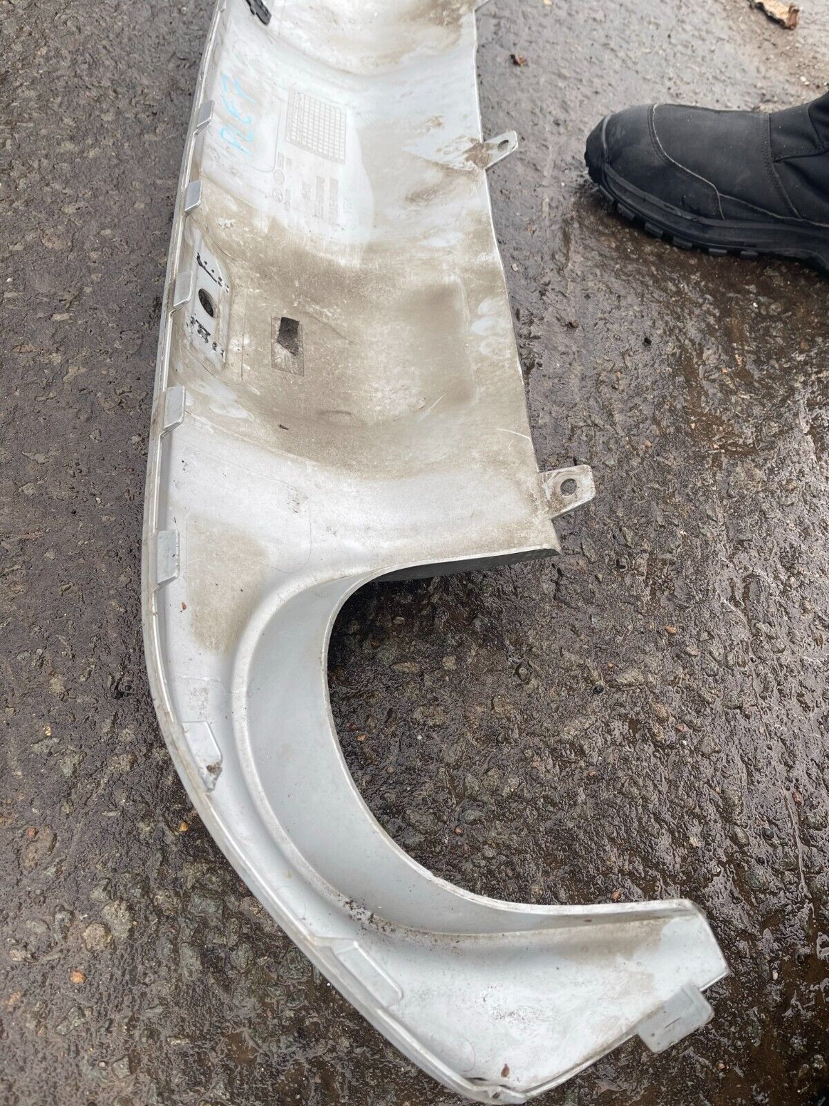 GENUINE KIA STONIC REAR BUMPER DIFFUSER 86665-H8410 2017-2020