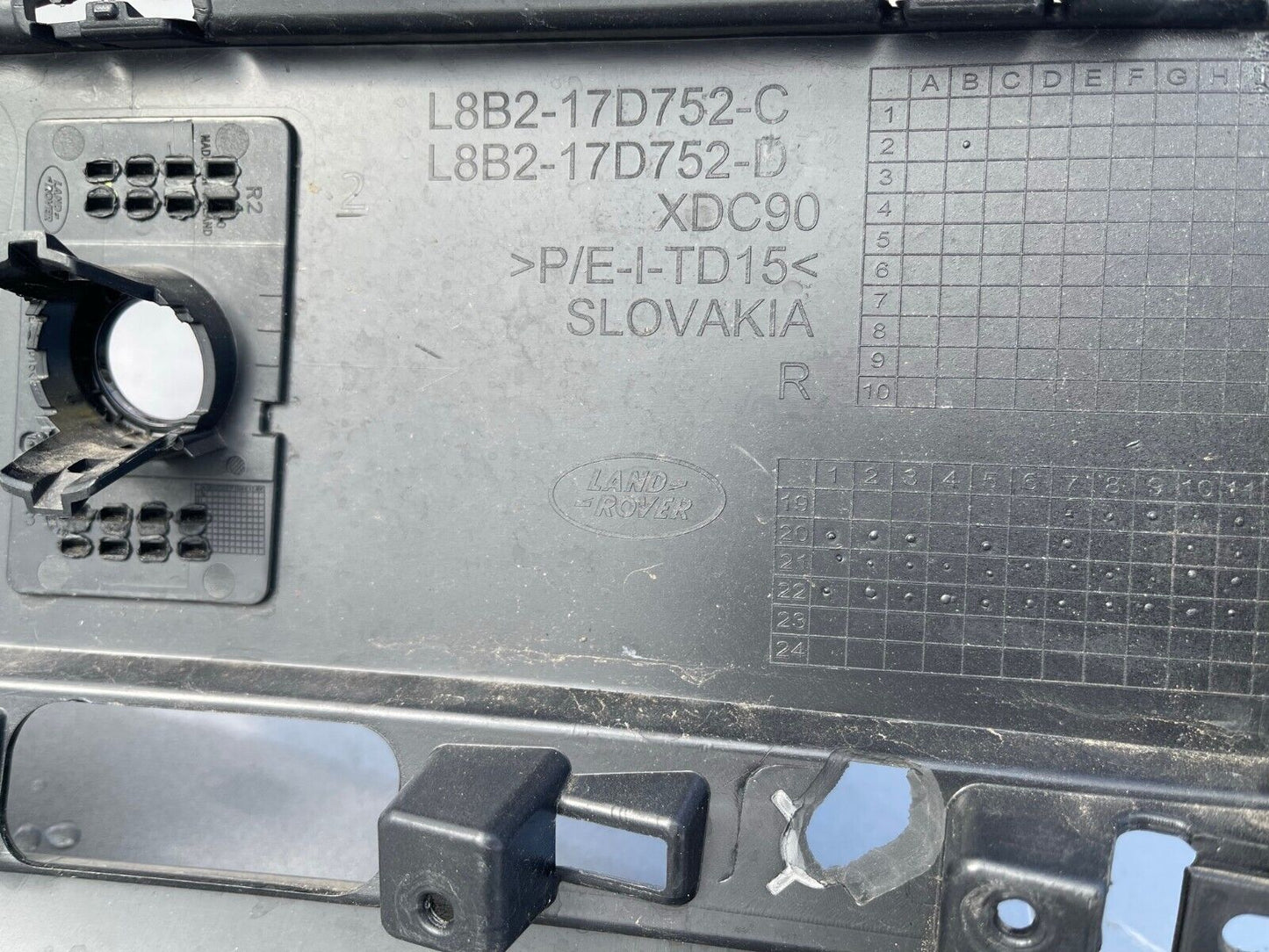 Eredeti Land Rover Defender L663 hátsó lökhárító bal sarok L8B2-17D753-A