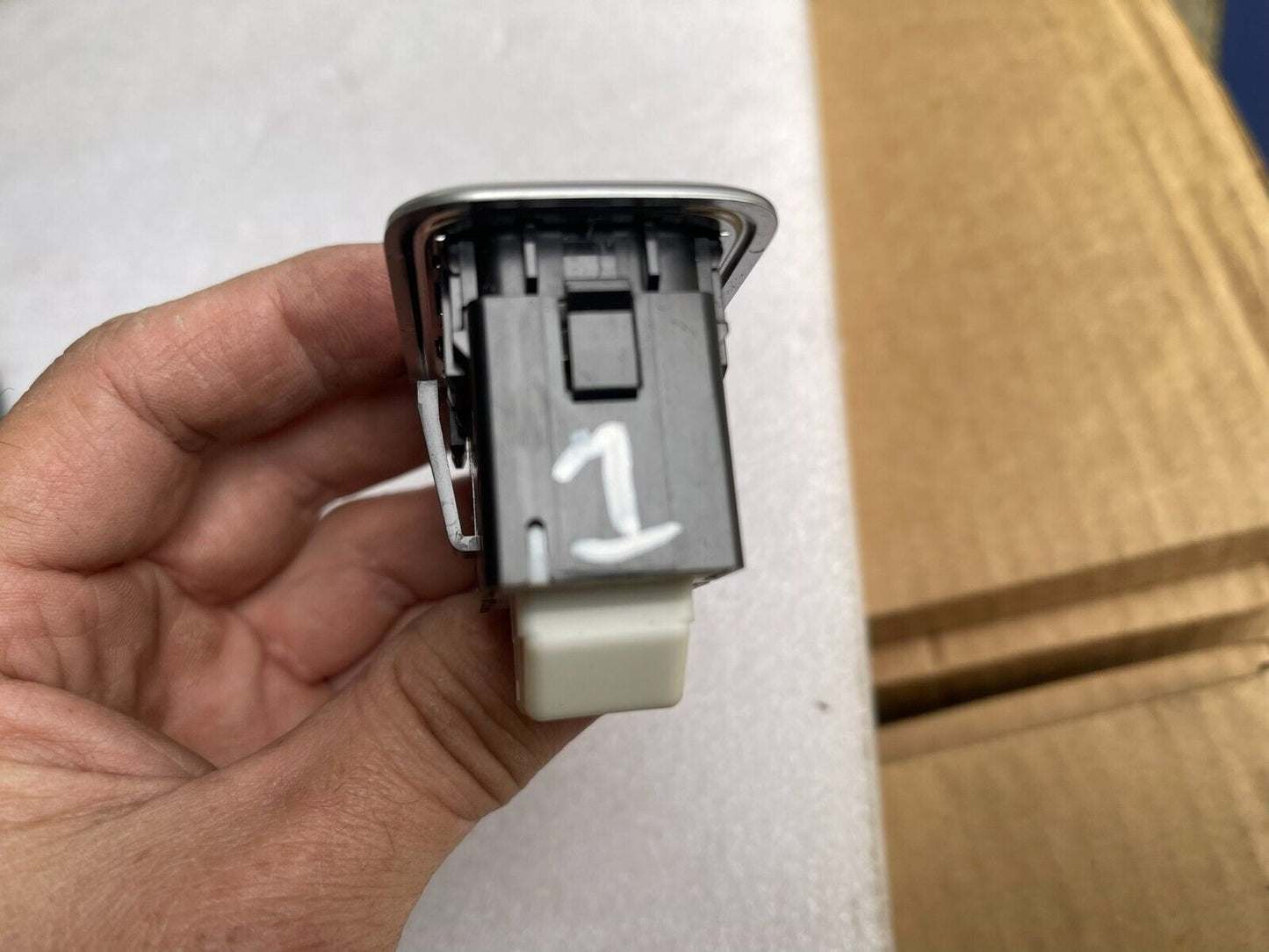 2020 JAGUAR F-PACE DOOR WINDOW SWITCH REGULATOR BUTTON FRONT OR REAR X761