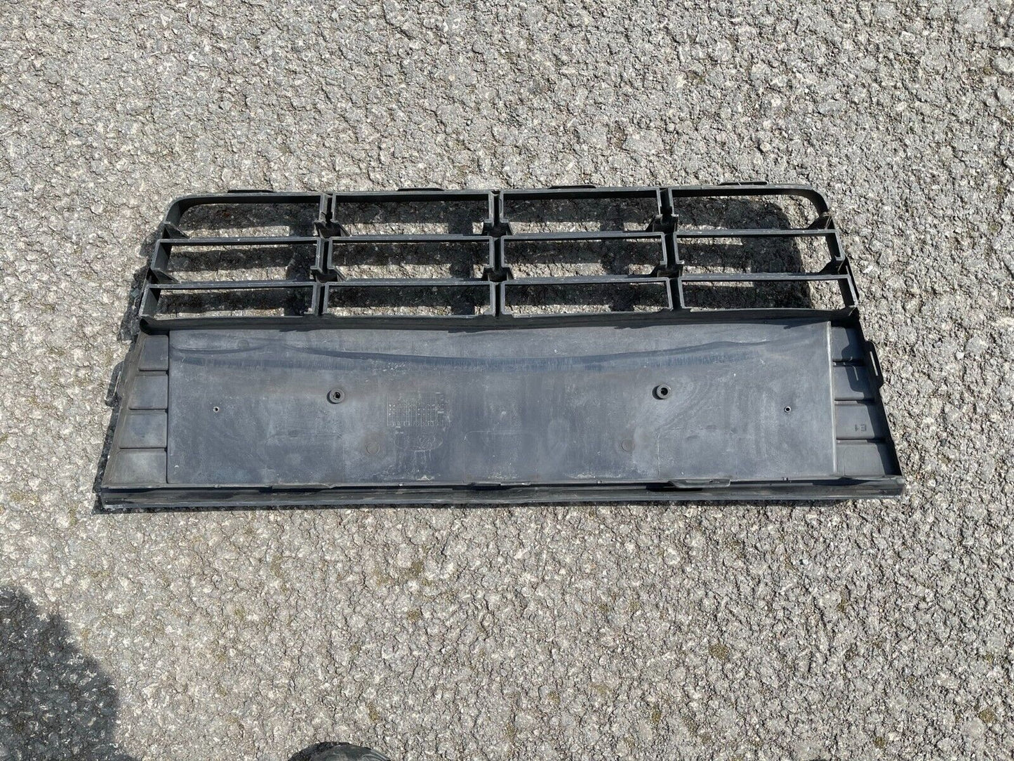 FORD FOCUS MK3 2011-2014 FRONT BUMPER CENTRE NUMBER PLATE GRILL BM5117K945A