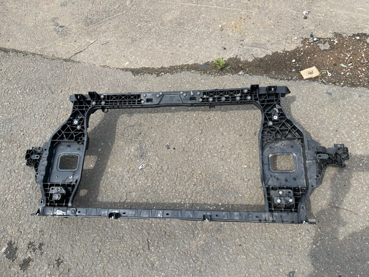 64101R2000 Eredeti Hyundai / KIA CARRIER ASSY ELSŐ VÉG MODUL SPORTAGE 2023 