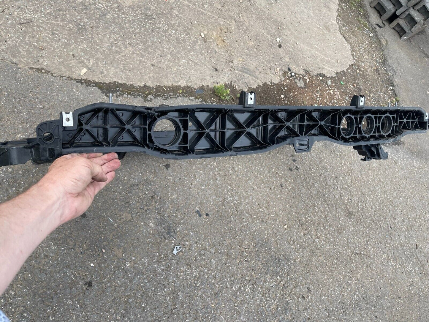 64101R2000 Eredeti Hyundai / KIA CARRIER ASSY ELSŐ VÉG MODUL SPORTAGE 2023 