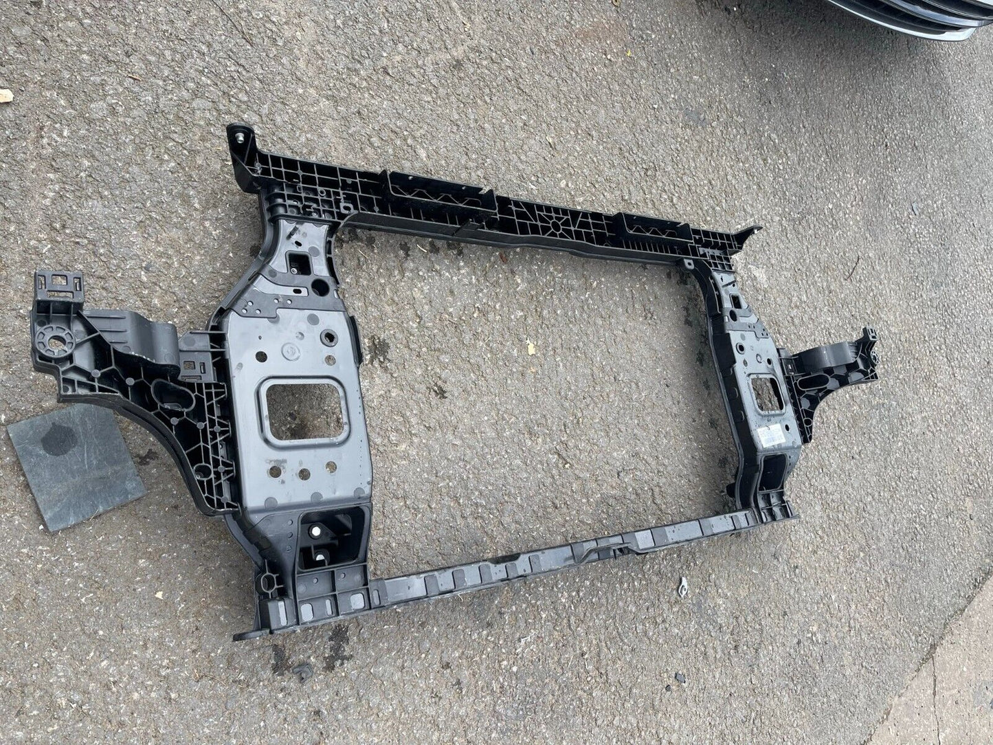 64101R2000 Eredeti Hyundai / KIA CARRIER ASSY ELSŐ VÉG MODUL SPORTAGE 2023 