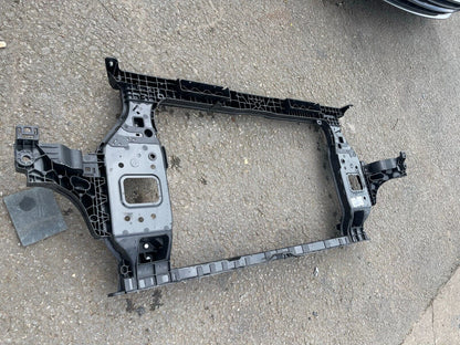 64101R2000 Eredeti Hyundai / KIA CARRIER ASSY ELSŐ VÉG MODUL SPORTAGE 2023 