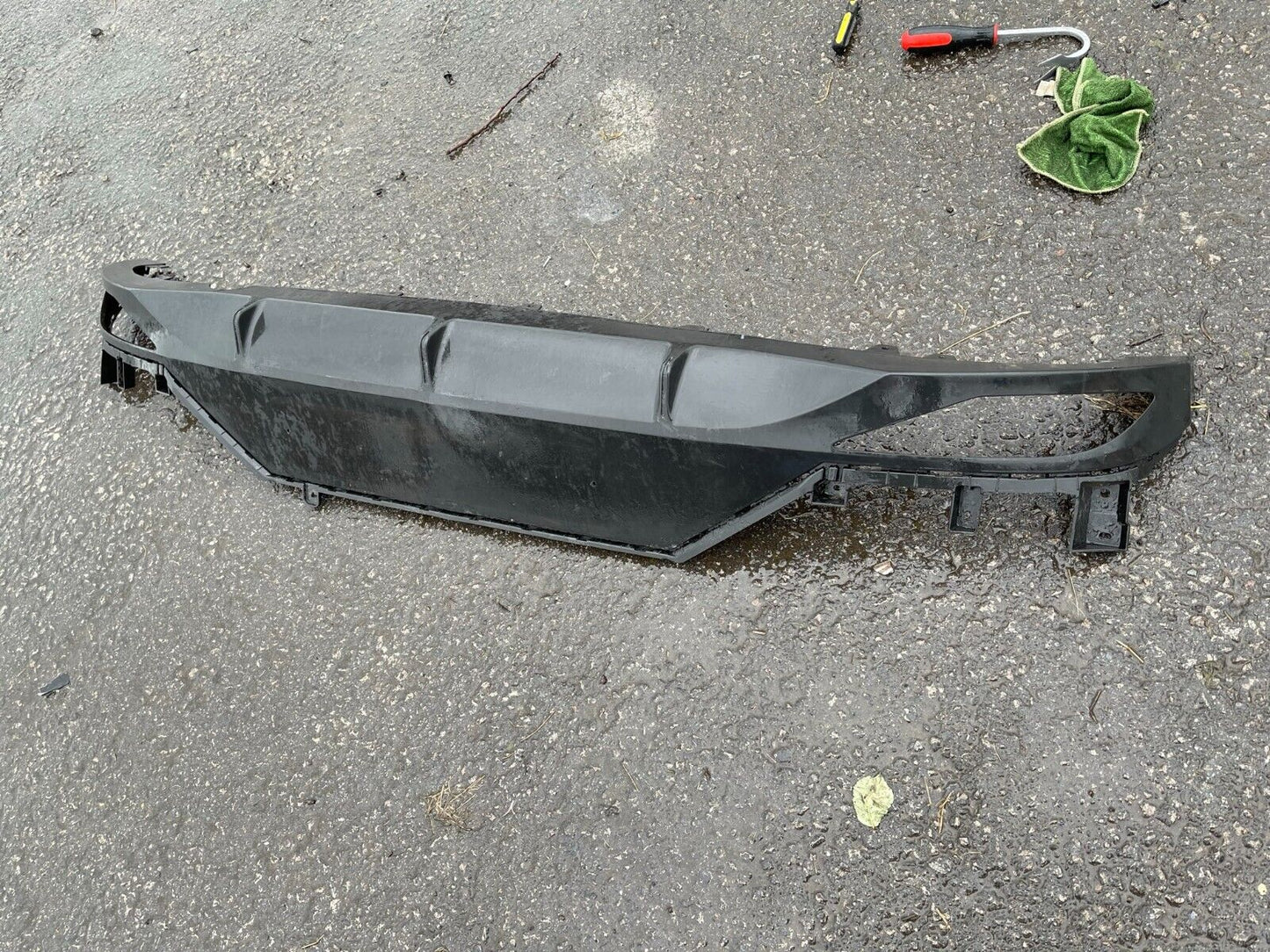 HYUNDAI I20 2020-ON REAR BUMPER DIFFUSER LOWER PART VALLANCE GENUINE DAMAGED