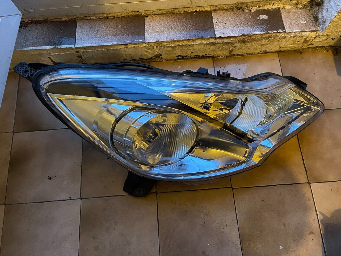 CITROEN DS3 09-16 HEADLIGHT RIGHT DRIVER SIDE - LENS NEEDS POLISH