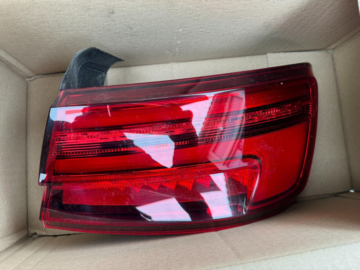 AUDI A3 TAIL LIGHT RIGHT SIDE OFFSIDE RH 2019 4 DOOR SALOON 8V5945092 EXCELLENT