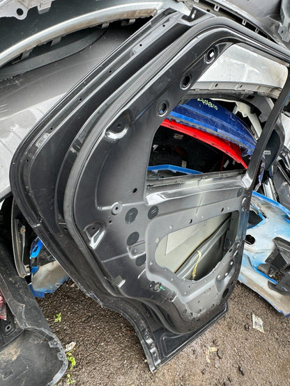 LAND ROVER DISCOVERY 5 / PORTE ARRIÈRE GAUCHE (BESOIN DE REPULPTION ET DE RÉPARATION)