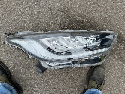 GENUINE TOYOTA YARIS 2022 ONWARDS HEADLIGHT RIGHT DRIVERS DAMAGED