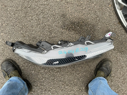 GENUINE TOYOTA YARIS 2022 ONWARDS HEADLIGHT RIGHT DRIVERS DAMAGED