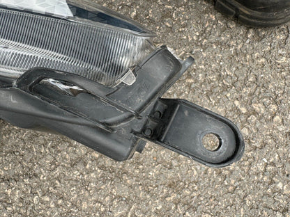 GENUINE TOYOTA YARIS 2022 ONWARDS HEADLIGHT RIGHT DRIVERS DAMAGED