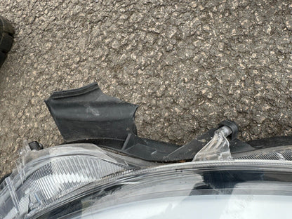 GENUINE TOYOTA YARIS 2022 ONWARDS HEADLIGHT RIGHT DRIVERS DAMAGED