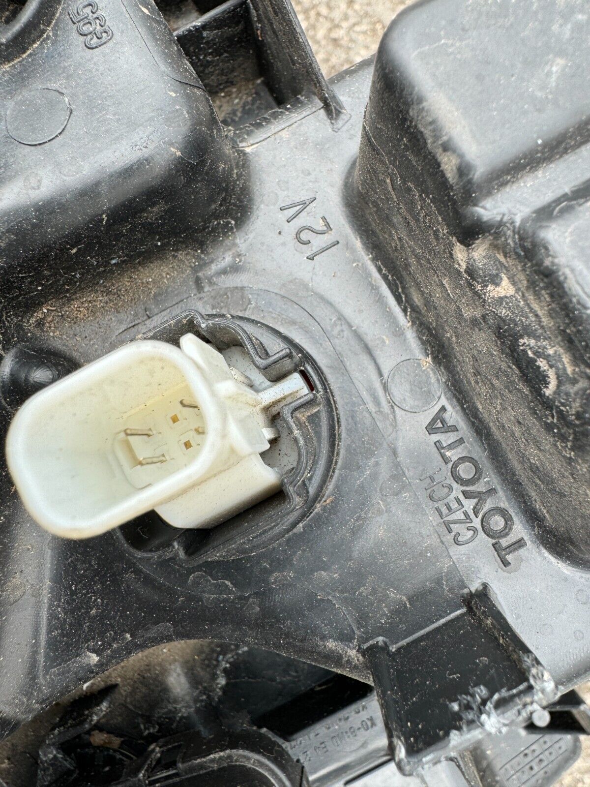 GENUINE TOYOTA YARIS 2022 ONWARDS HEADLIGHT RIGHT DRIVERS DAMAGED