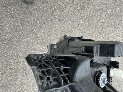 GENUINE TOYOTA YARIS 2022 ONWARDS HEADLIGHT RIGHT DRIVERS DAMAGED